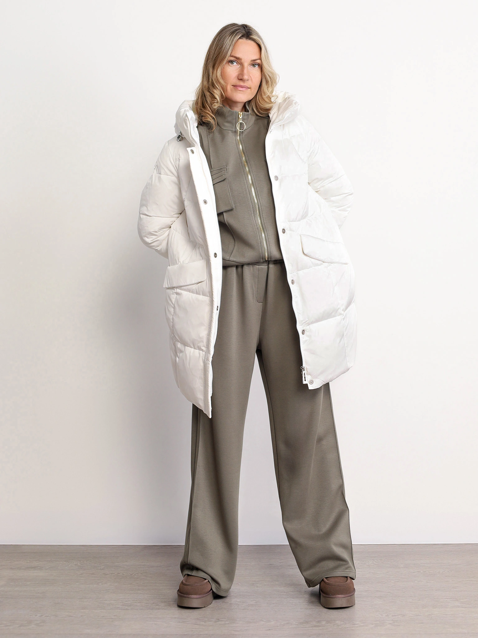 Пуховик белого цвета с капюшоном